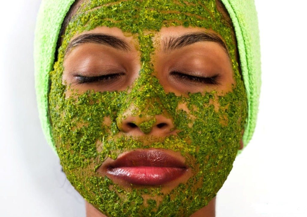 Fille avec un masque cosmétique sur son visage