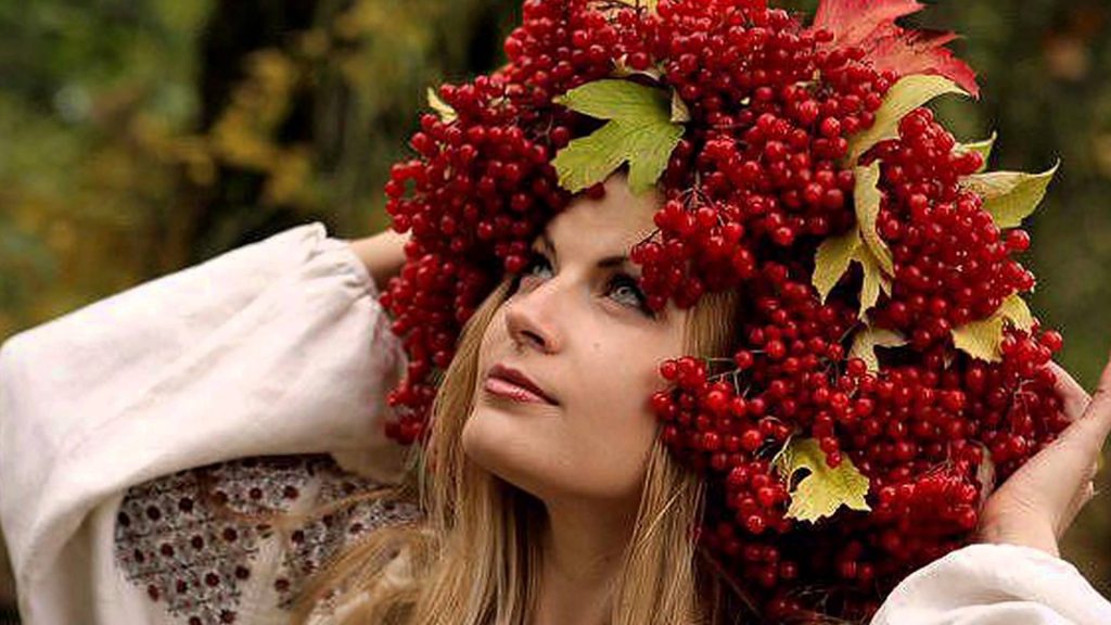 Chica con una corona de viburnum