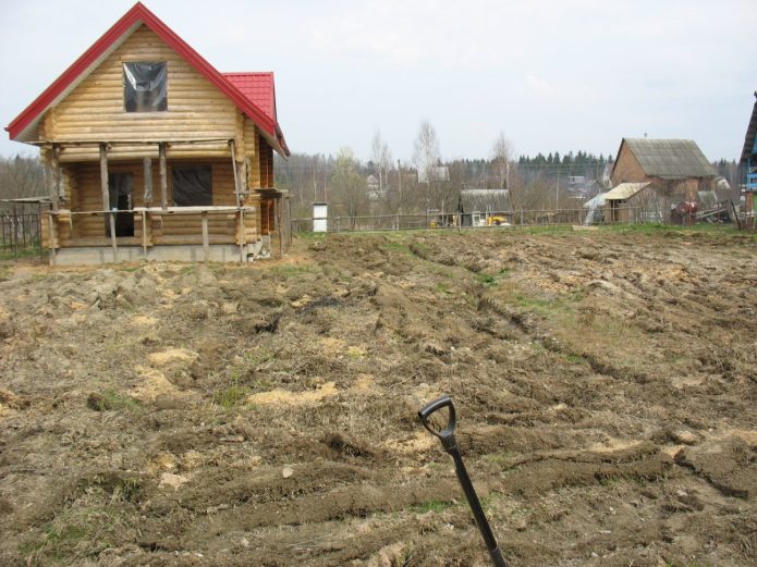 Maison avec un terrain pour l'alignement