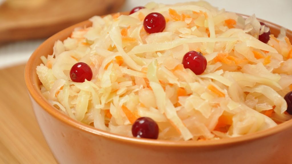 Sauerkraut με lingonberries σε ένα μπολ