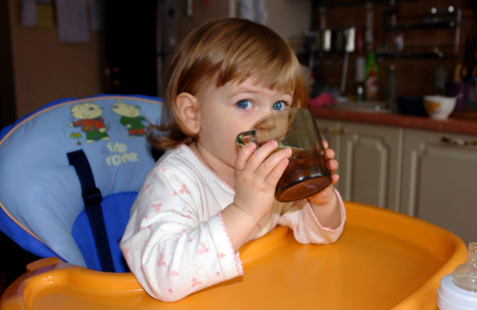 Niño bebe de un vaso