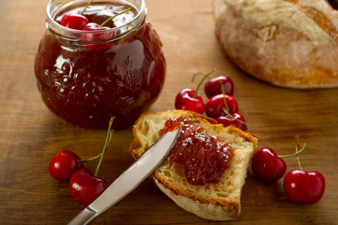 Marmellata di ciliegie sul pane