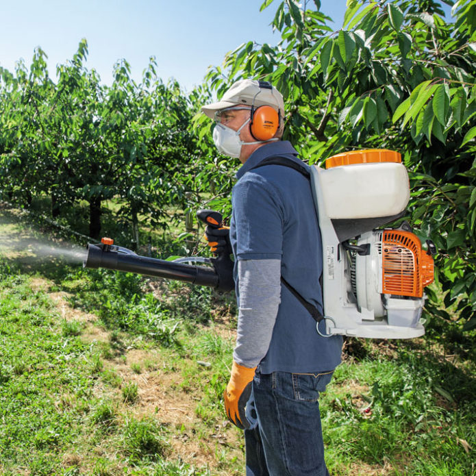 Roupa de jardineiro enquanto pulveriza