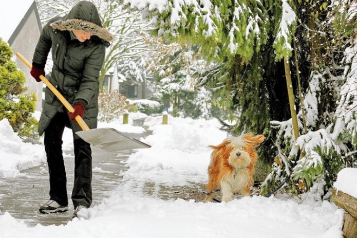 Niña, palear nieve