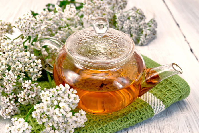 Tè alla ricerca di achillea in una teiera di vetro