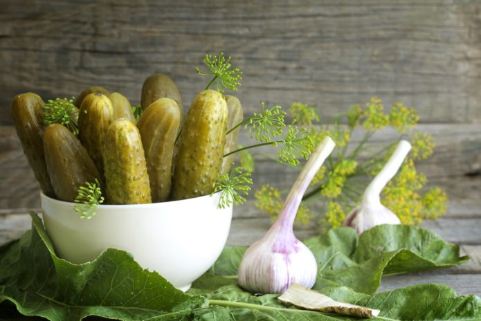 Concombres marinés épicés pour l'hiver