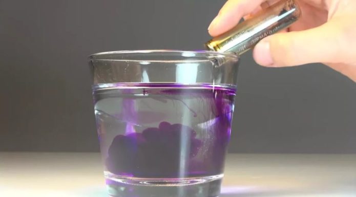 Dilution de permanganate de potassium dans l'eau